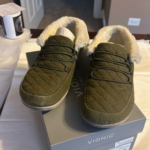 Vionic Believe orthotic slippers. Size 8. Army green.